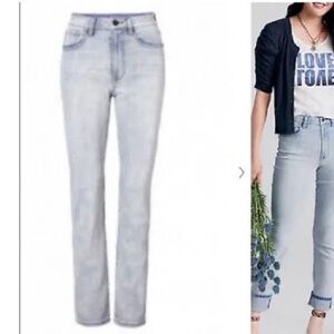 Women's Light Blue Jeans: Higher Straight
